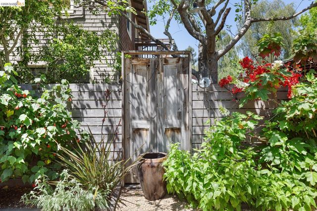 6434 Regent St, Oakland, CA 94618
