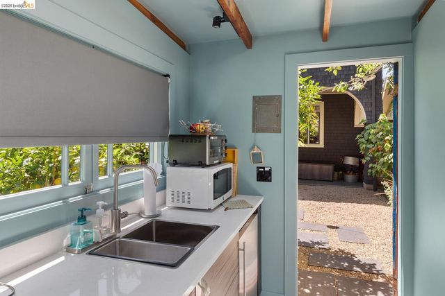 6434 Regent St, Oakland, CA 94618
