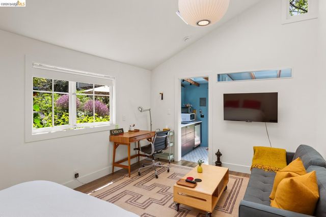 6434 Regent St, Oakland, CA 94618