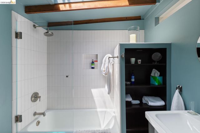 6434 Regent St, Oakland, CA 94618