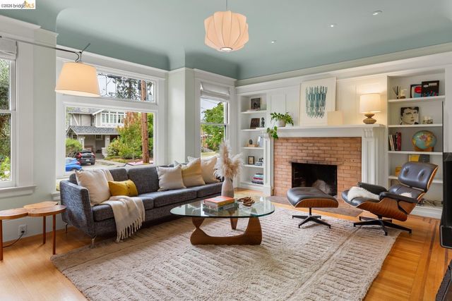 6434 Regent St, Oakland, CA 94618