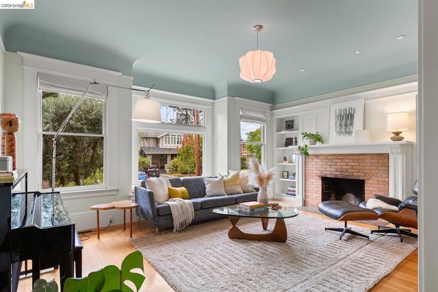 6434 Regent St, Oakland, CA 94618