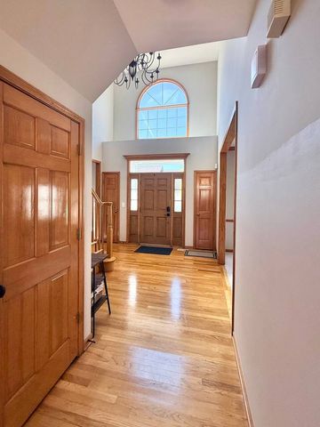 2052 Gardner Circle E, Aurora, IL 60503