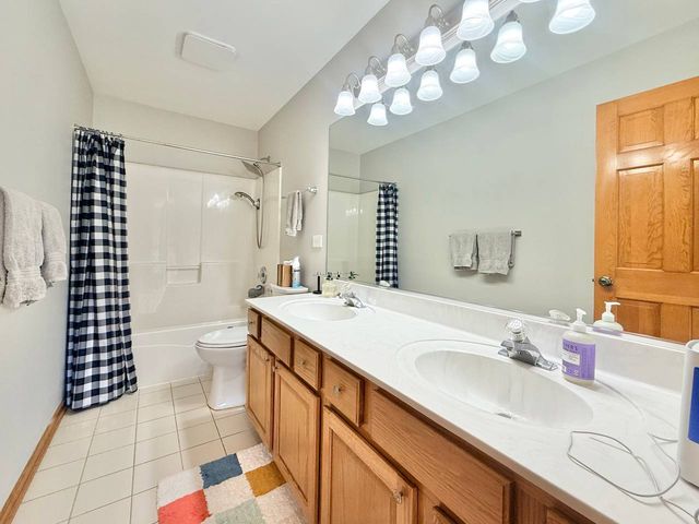 2052 Gardner Circle E, Aurora, IL 60503