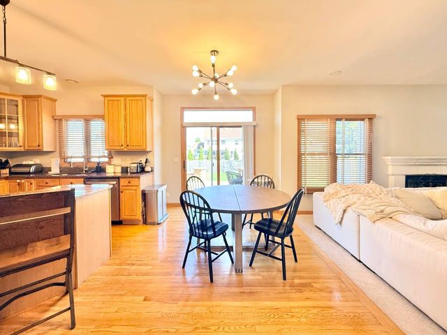 2052 Gardner Circle E, Aurora, IL 60503