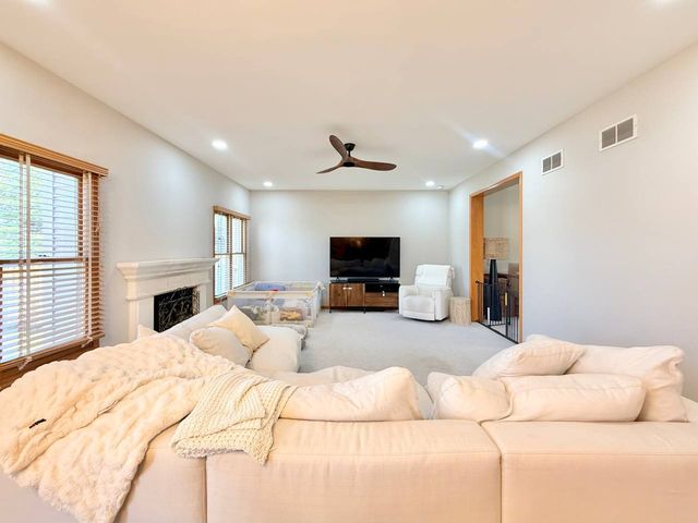 2052 Gardner Circle E, Aurora, IL 60503