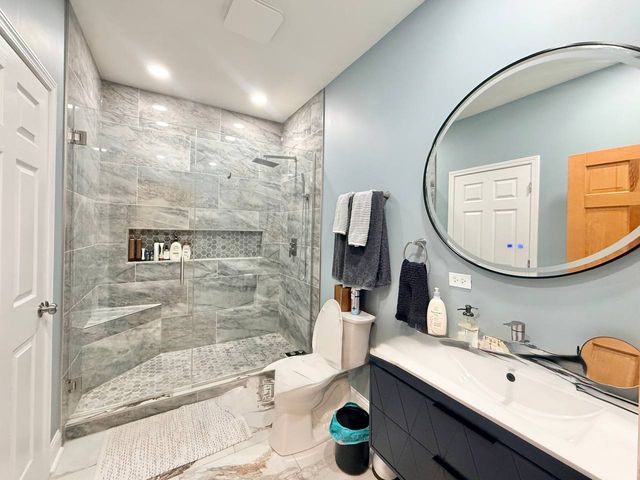 2052 Gardner Circle E, Aurora, IL 60503