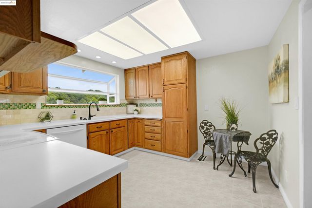 3495 Skyline Dr, Hayward, CA 94542
