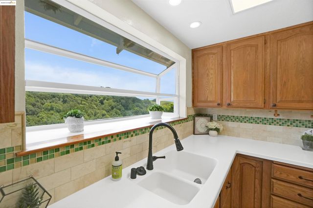 3495 Skyline Dr, Hayward, CA 94542