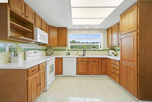 3495 Skyline Dr, Hayward, CA 94542