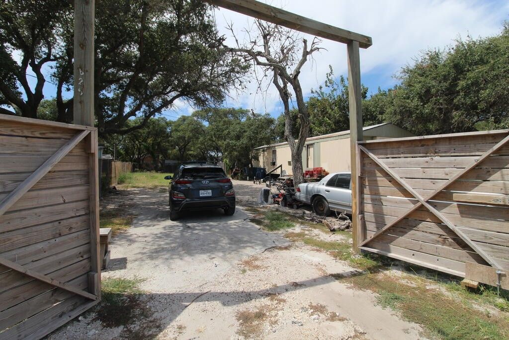 625 S Kossuth, Rockport, TX 78382 — exterior