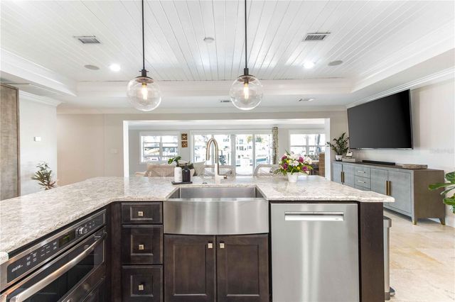 430 PALM ISLAND SE, Clearwater Beach, FL 33767