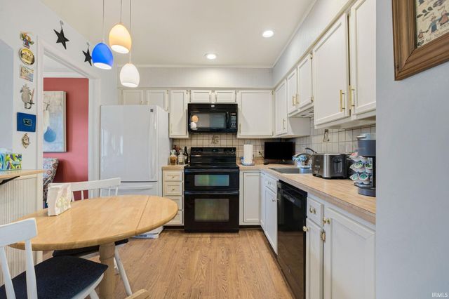 1935 New London Court, South Bend, IN 46637