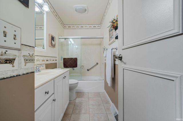 1935 New London Court, South Bend, IN 46637