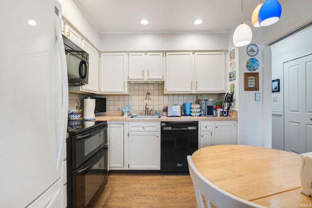 1935 New London Court, South Bend, IN 46637