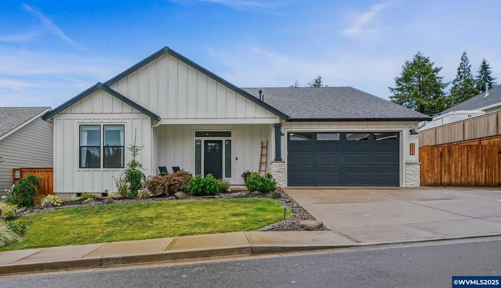 481 NW Crater Lake Dr, Dallas, OR 97338