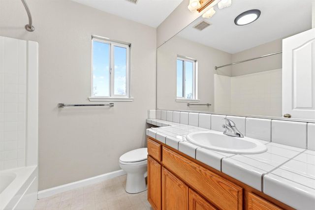 1232 Hollenbeck Ct, Oakdale, CA 95361