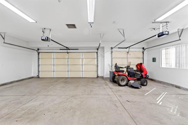 1232 Hollenbeck Ct, Oakdale, CA 95361