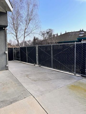 1232 Hollenbeck Ct, Oakdale, CA 95361