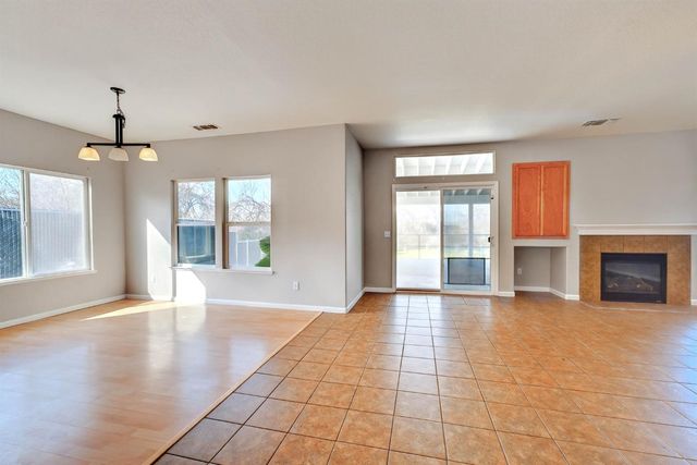 1232 Hollenbeck Ct, Oakdale, CA 95361