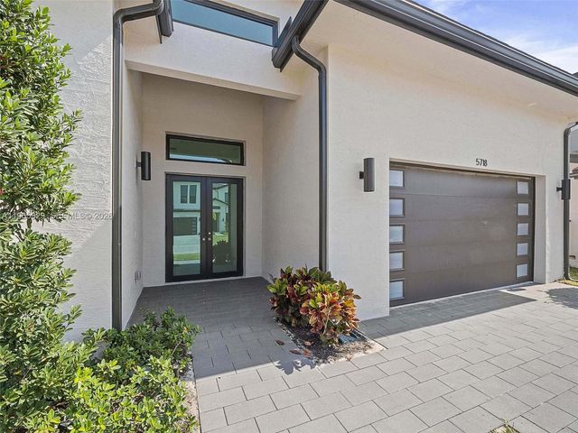 5718 Ashwood Cir W, Hollywood, FL 33312