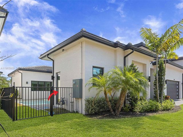 5718 Ashwood Cir W, Hollywood, FL 33312