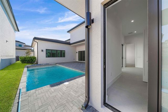 5718 Ashwood Cir W, Hollywood, FL 33312
