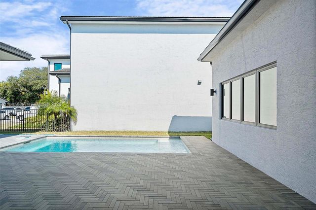 5718 Ashwood Cir W, Hollywood, FL 33312