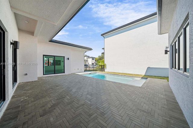 5718 Ashwood Cir W, Hollywood, FL 33312