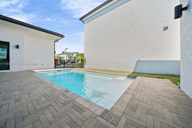 5718 Ashwood Cir W, Hollywood, FL 33312