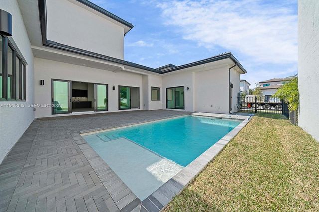 5718 Ashwood Cir W, Hollywood, FL 33312