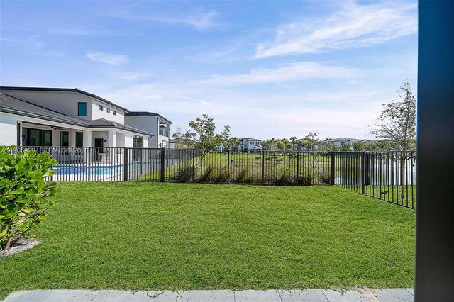 5718 Ashwood Cir W, Hollywood, FL 33312