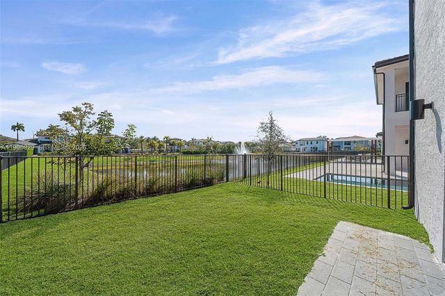 5718 Ashwood Cir W, Hollywood, FL 33312