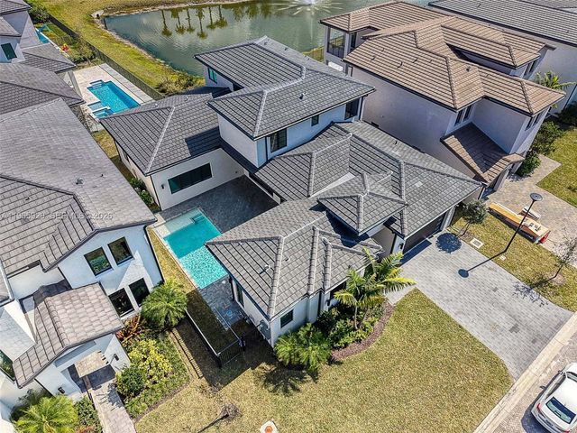 5718 Ashwood Cir W, Hollywood, FL 33312