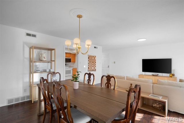 917 Claytonbrook Drive 3, Ballwin, MO 63011