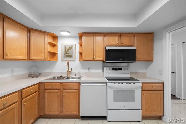 917 Claytonbrook Drive 3, Ballwin, MO 63011