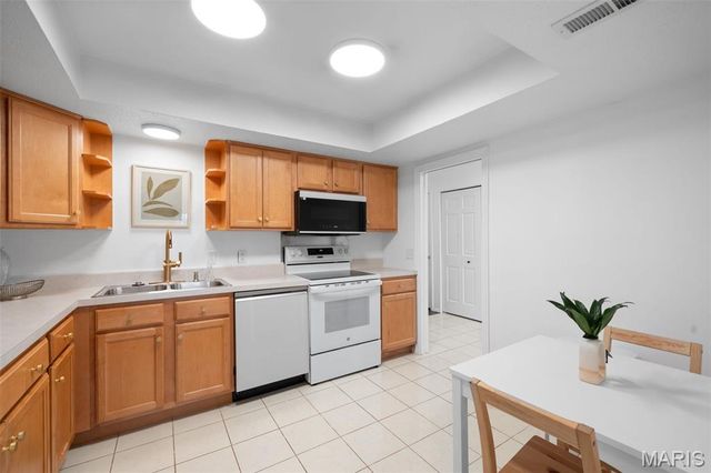 917 Claytonbrook Drive 3, Ballwin, MO 63011