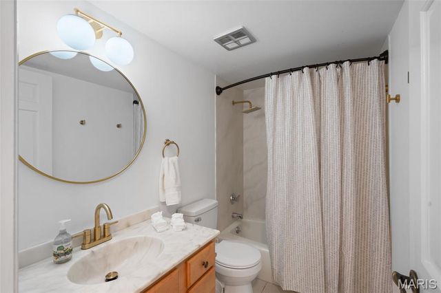 917 Claytonbrook Drive 3, Ballwin, MO 63011