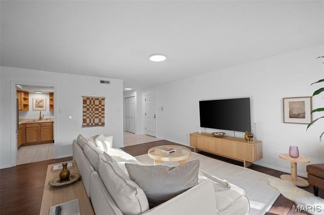 917 Claytonbrook Drive 3, Ballwin, MO 63011