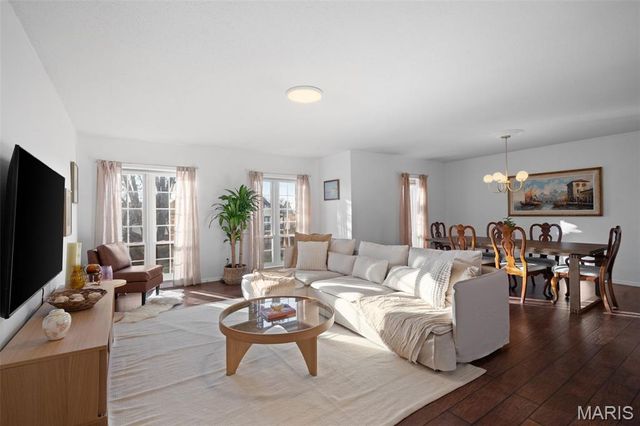 917 Claytonbrook Drive 3, Ballwin, MO 63011