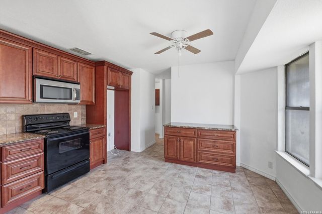 9835 Spruce Ridge Dr, Converse, TX 78109