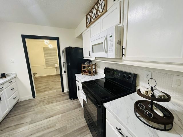 4060 STILLWOOD DR, Memphis, TN 38128