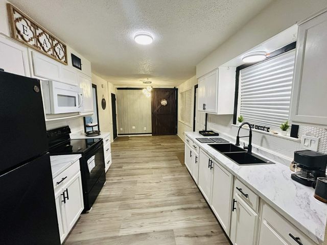 4060 STILLWOOD DR, Memphis, TN 38128