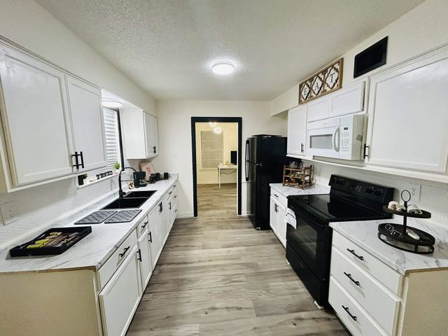 4060 STILLWOOD DR, Memphis, TN 38128