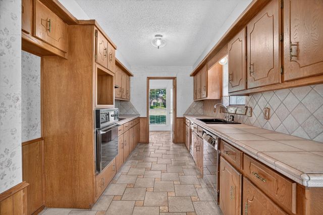 104 Royal Park Lane, Waxahachie, TX 75165
