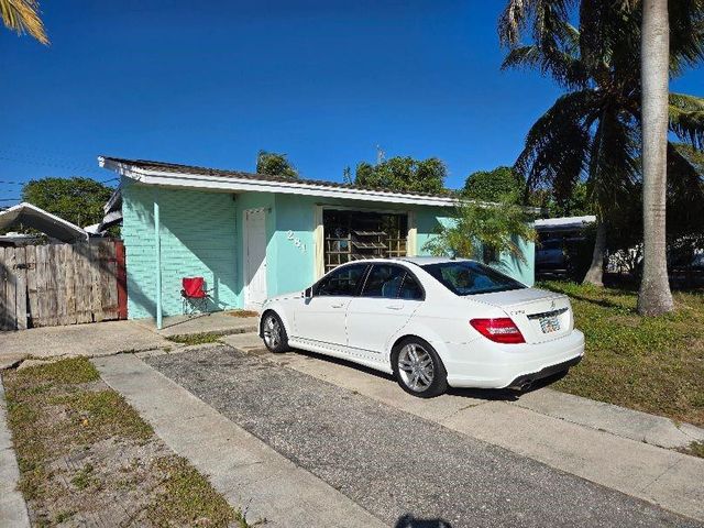 281 NE 45th Street, Deerfield Beach, FL 33064