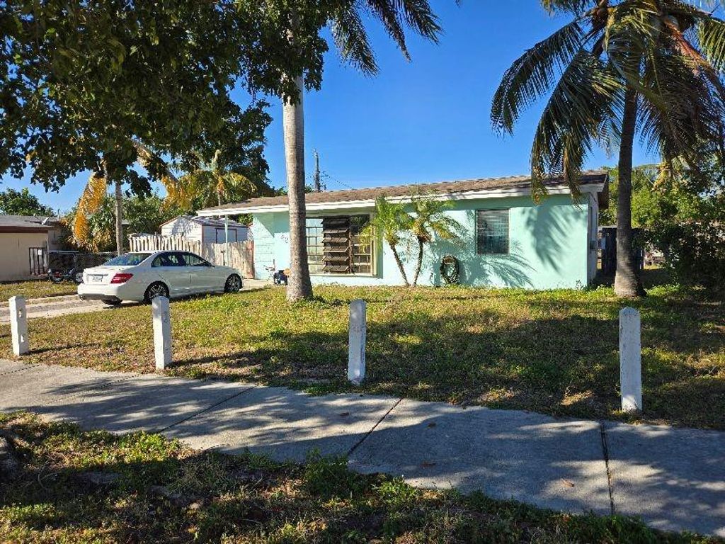 281 NE 45th Street, Deerfield Beach, FL 33064