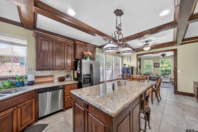 511 Southcreek, Chandler, TX 75758