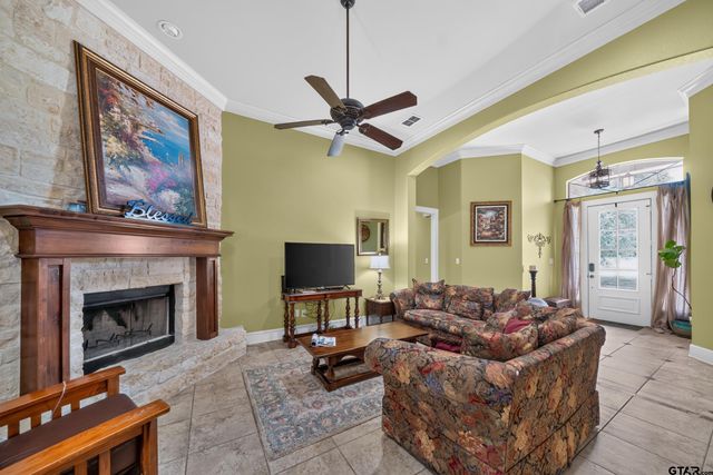 511 Southcreek, Chandler, TX 75758