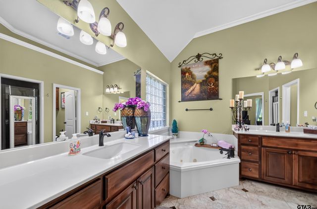 511 Southcreek, Chandler, TX 75758